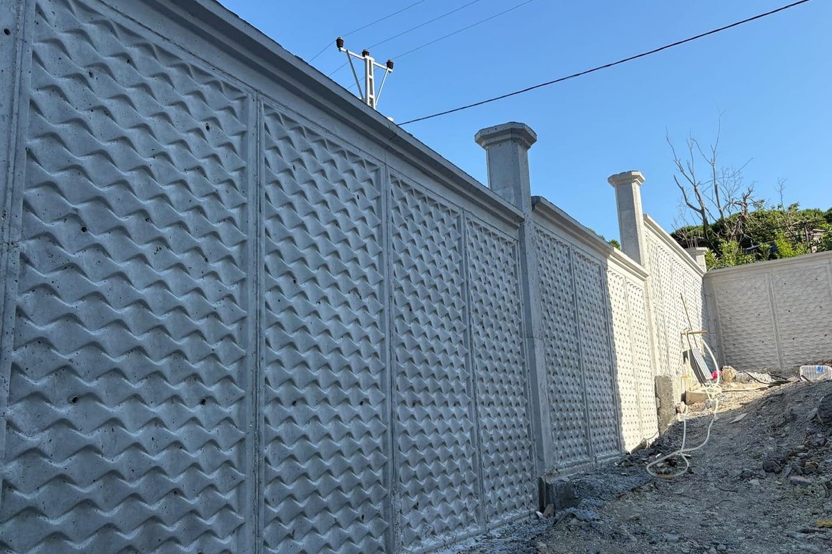 Modern beton bahçe duvarı