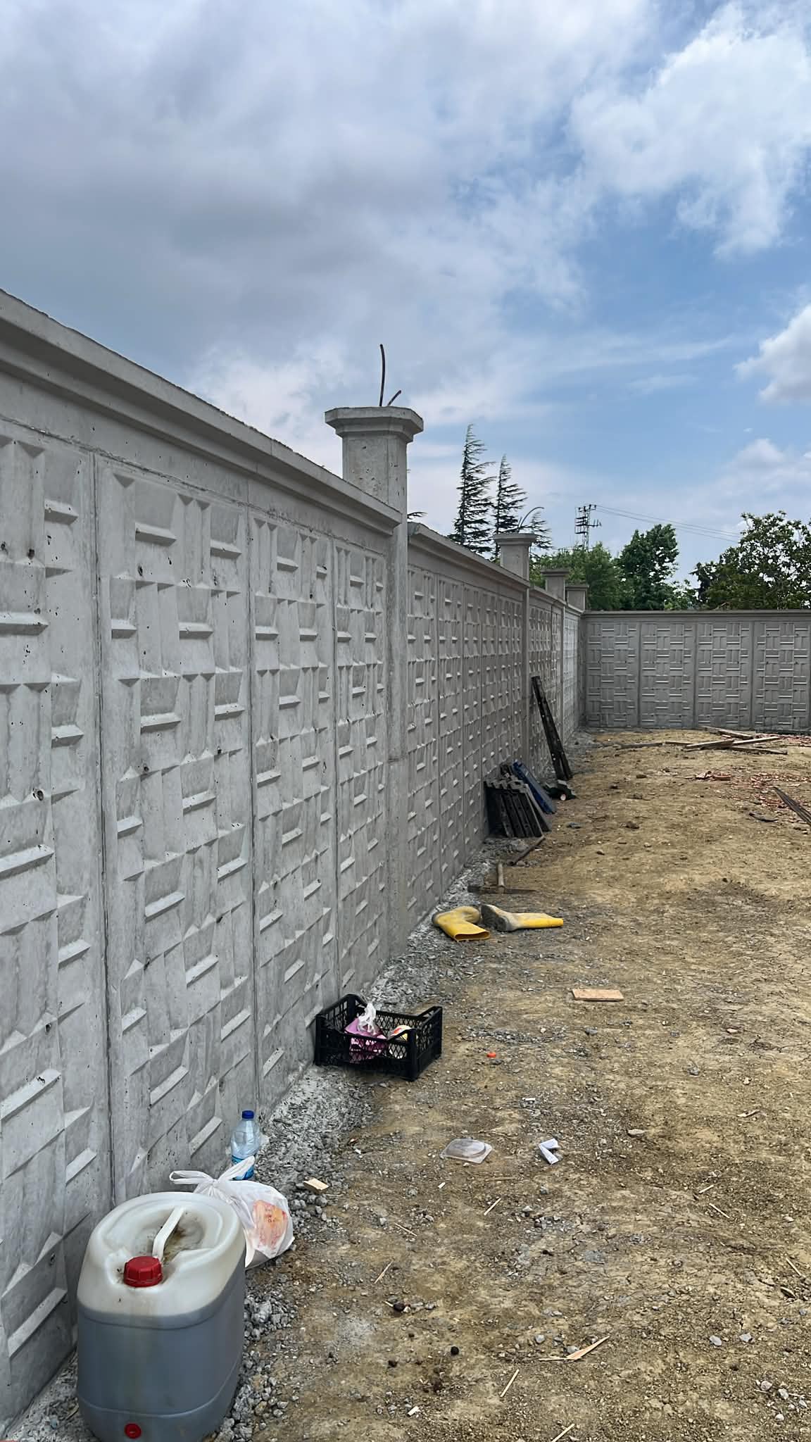 Desenli beton bahçe duvarı