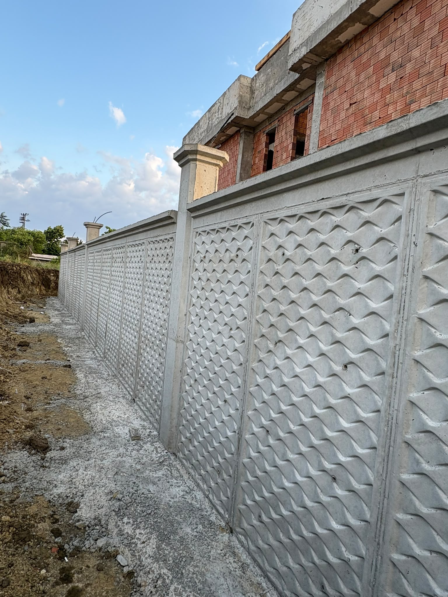 Taş desenli beton bahçe duvarı