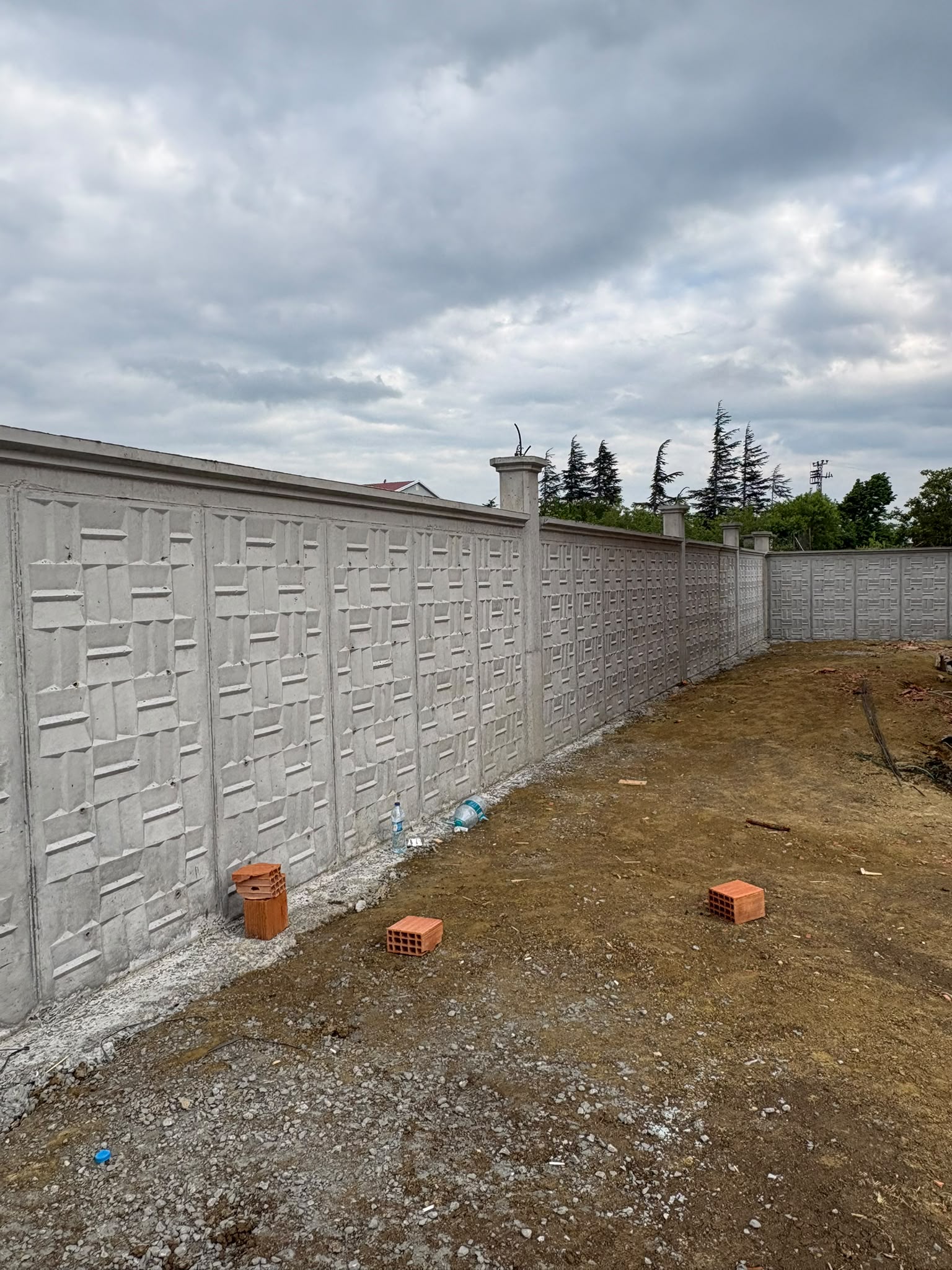 Desenli beton çevre duvarı